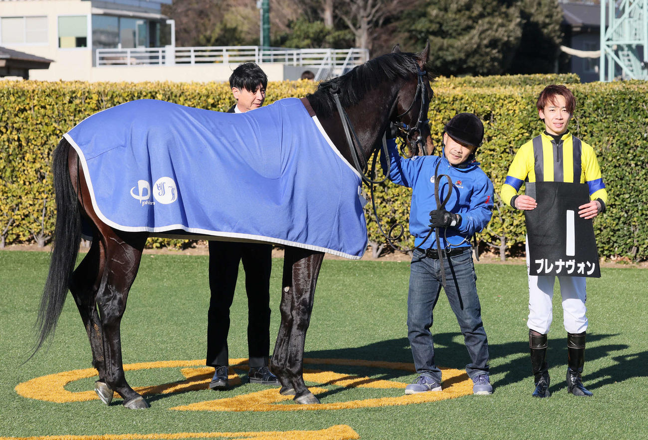 若竹賞を制したブレナヴォンの口取りをする池江師（左）と松山騎手（撮影・丹羽敏通）