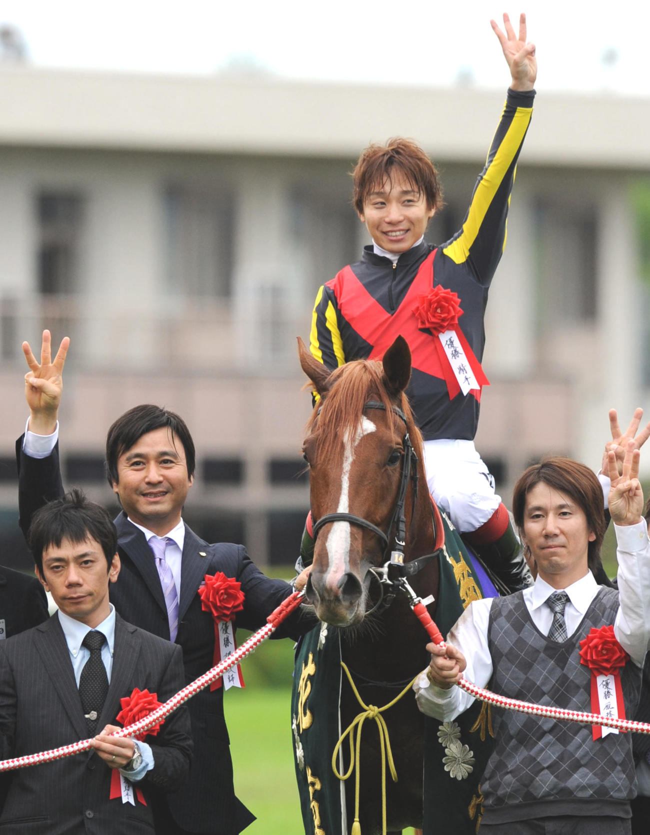 オルフェーヴルと池江師（左から2人目）