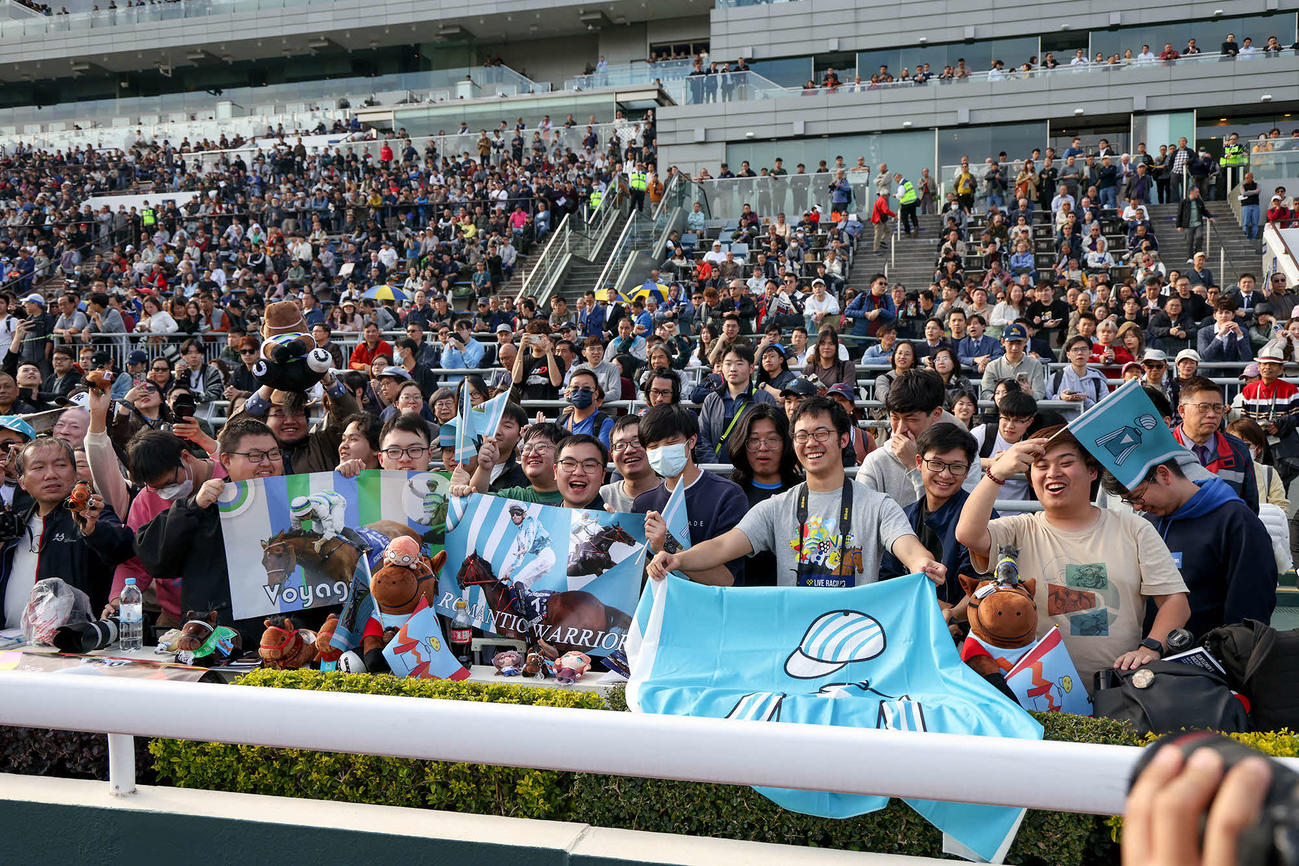 シャティン競馬場でロマンチックウォリアーを応援するファン（C）The Hong Kong Jockey Club
