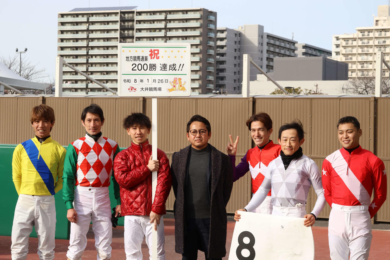 26日の大井7Rで地方競馬通算200勝を達成した大井の坂井英光調教師（中央）