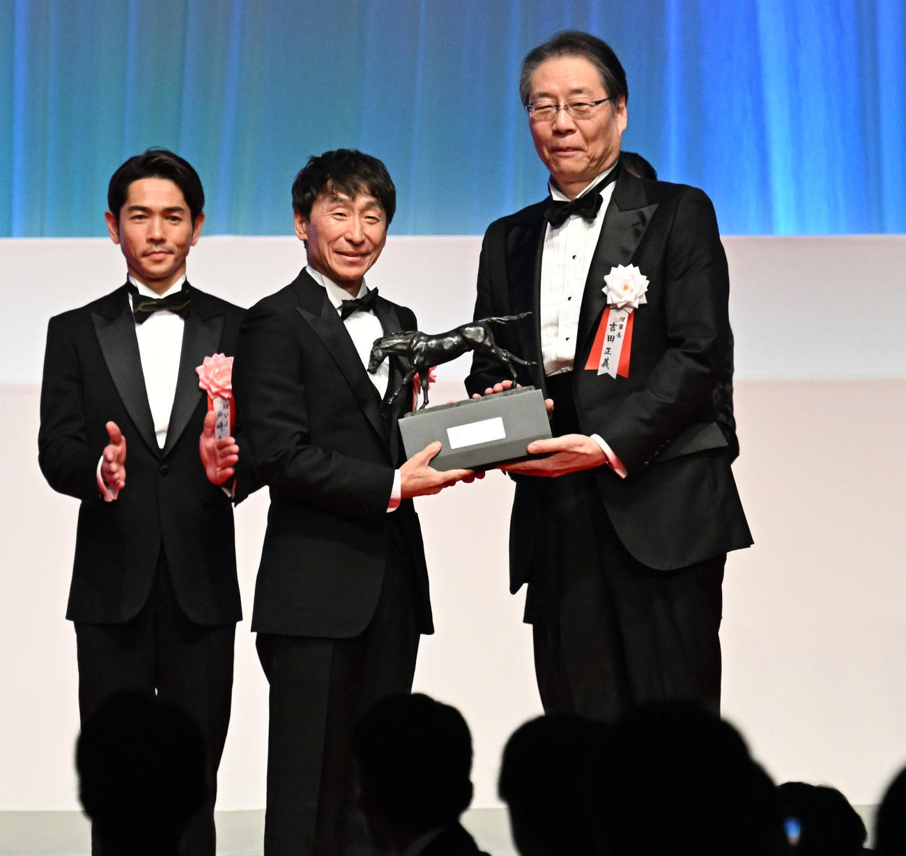 2025年度JRA賞授賞式　騎手部門で特別賞を受賞し、JRAの吉田理事長からトロフィーを受け取る横山典騎手（中央）（撮影・千葉一成）