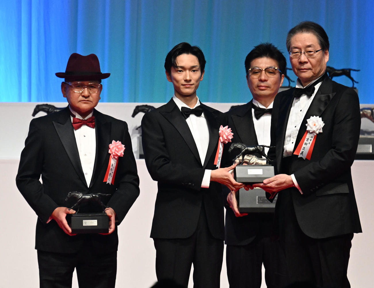 2025年度JRA賞授賞式　年度代表馬のフォーエバーヤングで表彰されJRAの吉田理事長からトロフィーを受け取った、左から矢作師、坂井騎手、藤田オーナー（撮影・千葉一成）