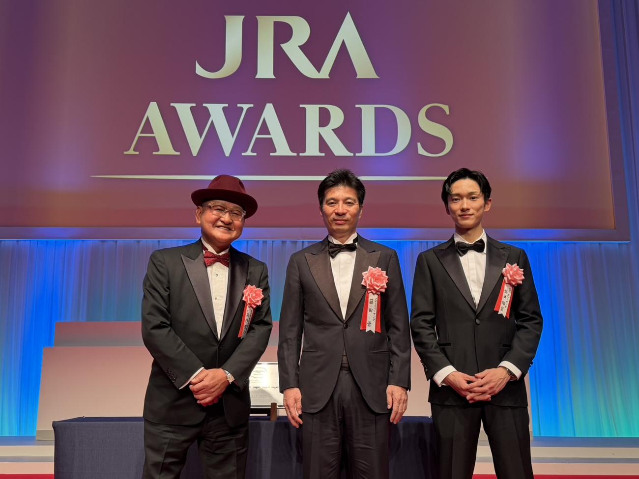 年度代表馬に輝いたフォーエバーヤングの矢作師、藤田晋オーナー、坂井瑠星騎手