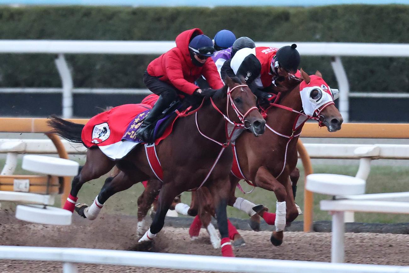 実戦並みの併せ馬で、破格の時計をマークしたフォーエバーヤング（左端）