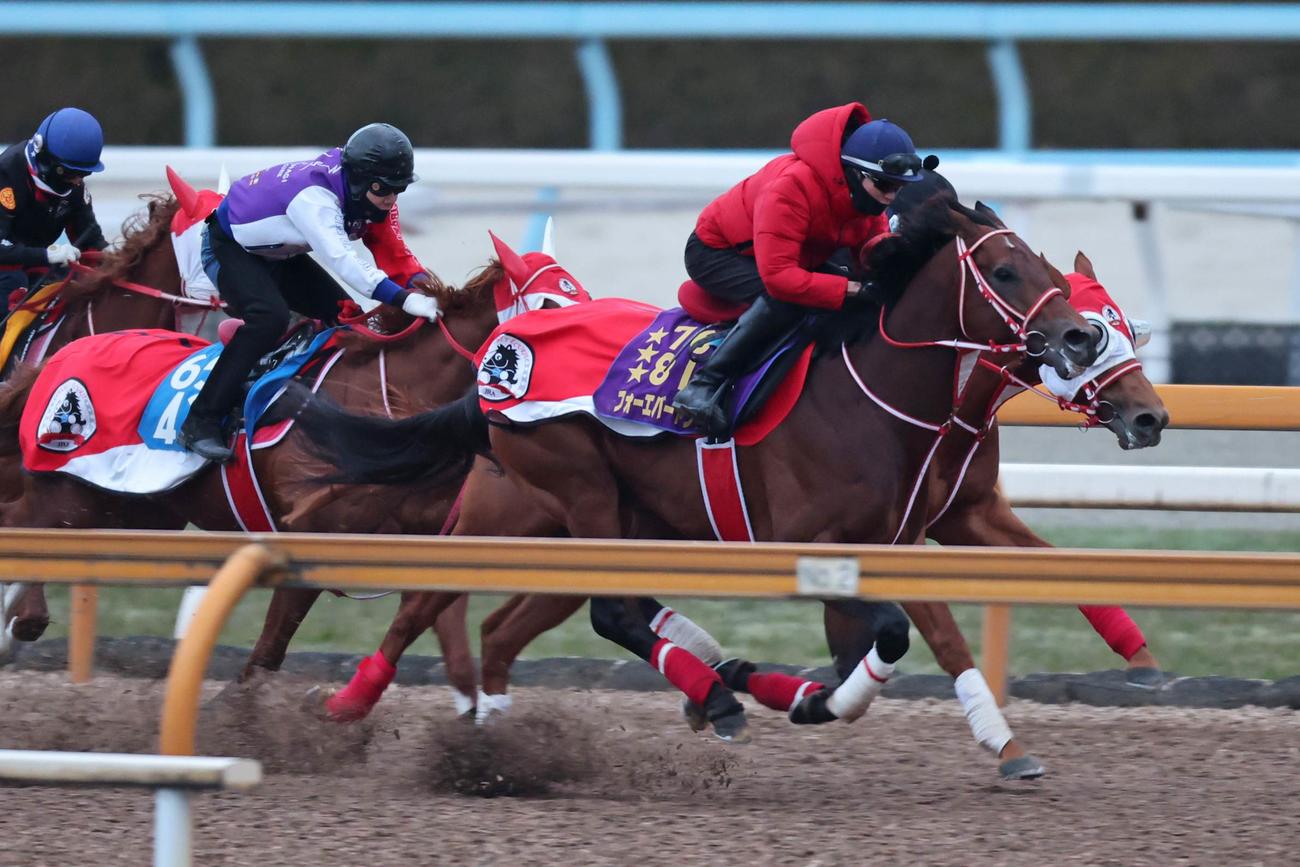 実戦並みの併せ馬で、破格の時計をマークしたフォーエバーヤング（右から2頭目）