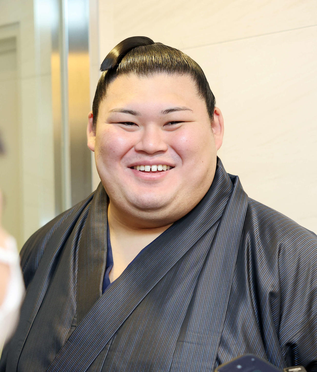 報道陣の質問に笑顔で答える大の里（撮影・鈴木正人）　