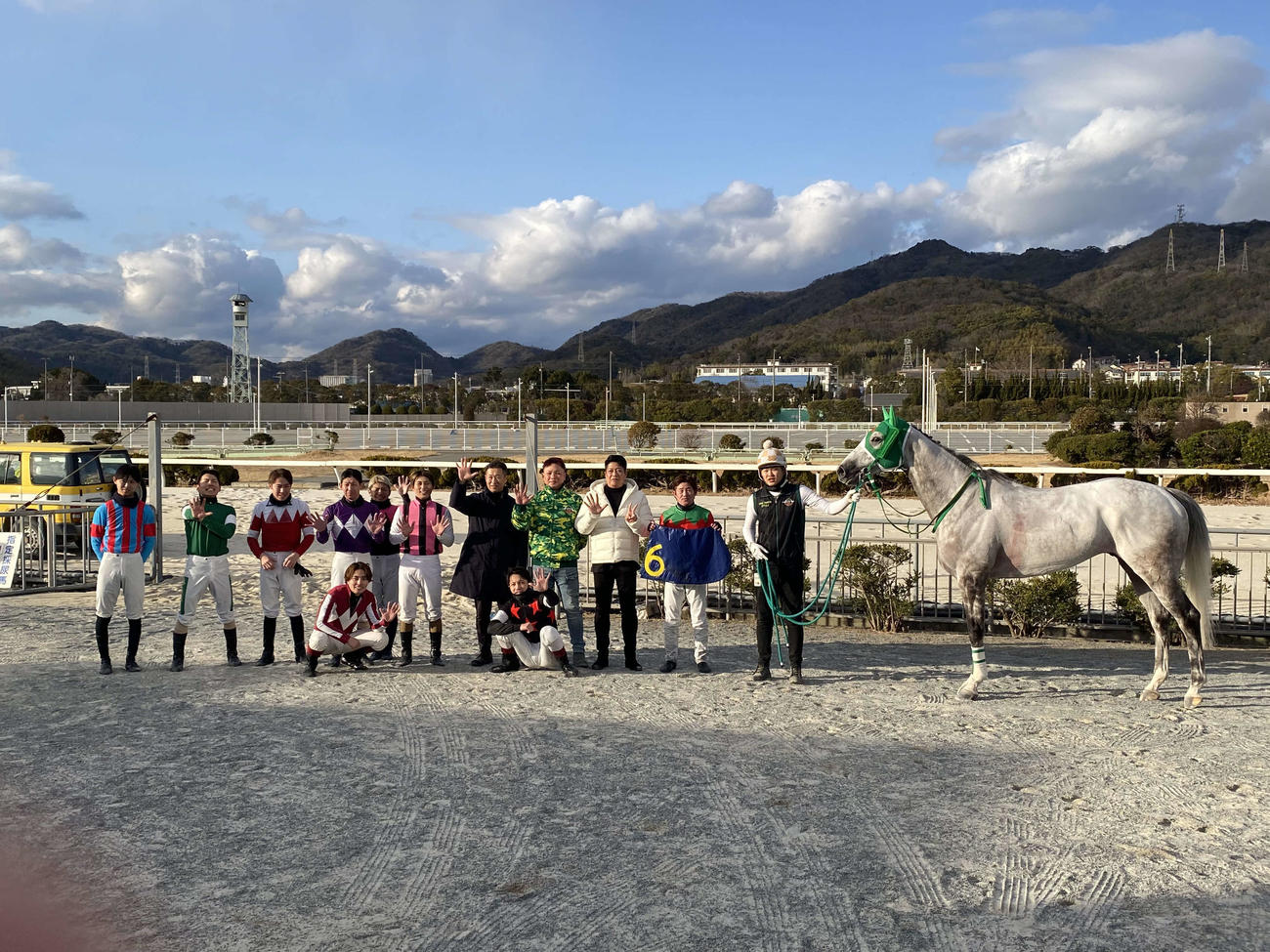 地方通算500勝を達成した田中一巧調教師（右から5人目）