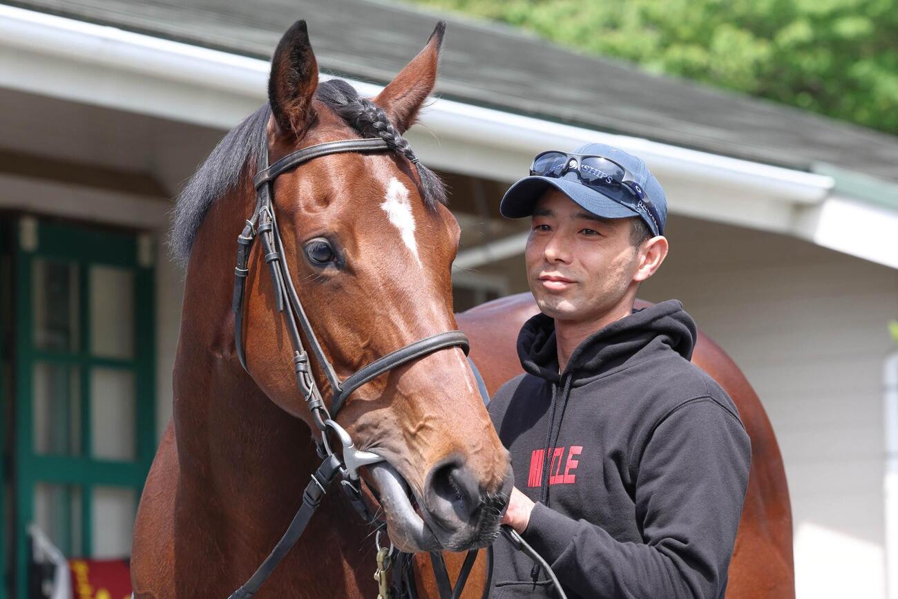 リバティアイランドと中内田充正調教師（2023年撮影）