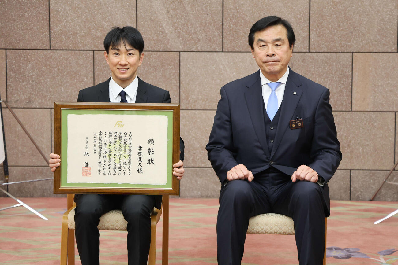 吉原寛人騎手と馳浩知事（写真提供・金沢競馬）