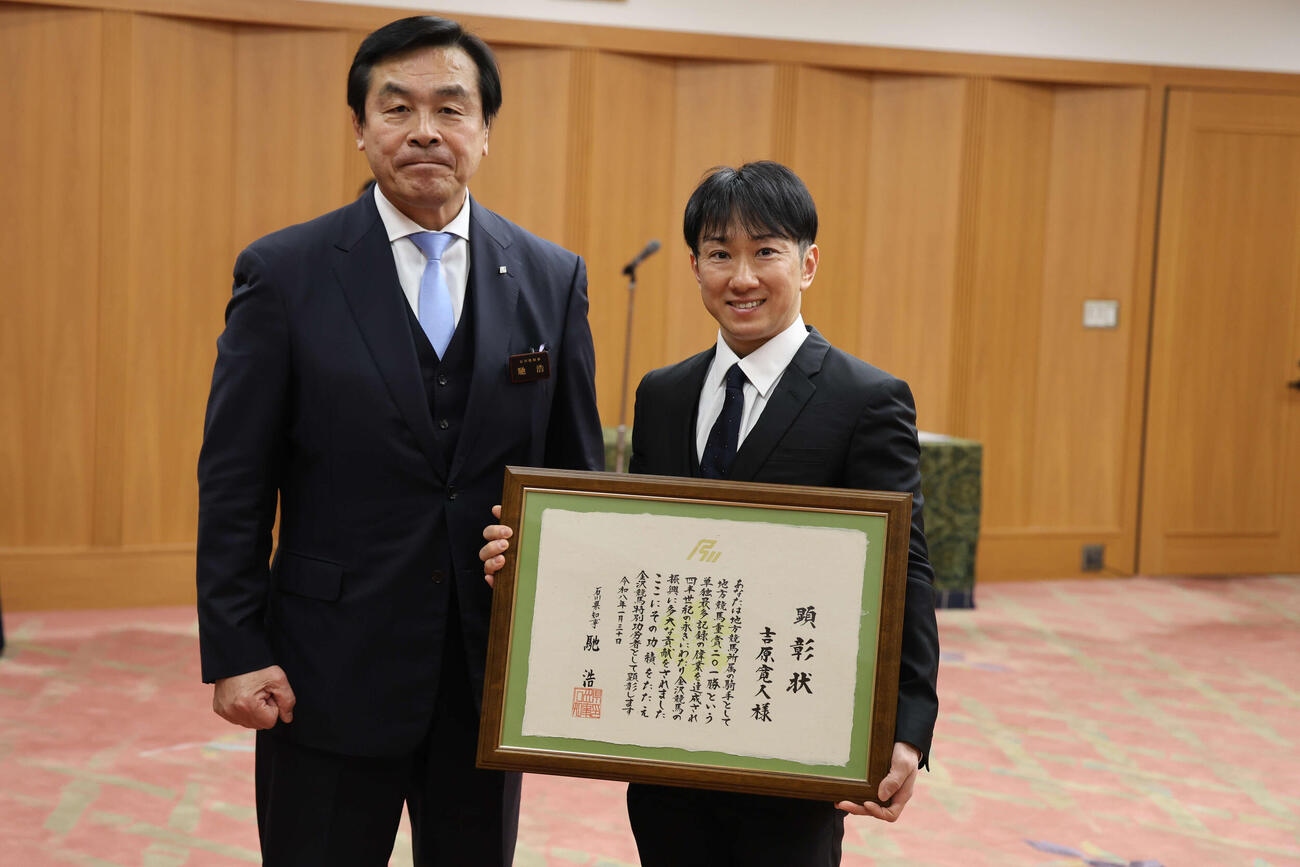 吉原寛人騎手（右）と馳浩知事（写真提供・金沢競馬）