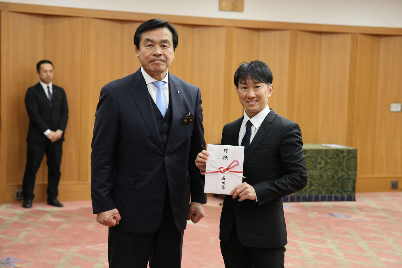 吉原寛人騎手と馳浩知事（写真提供・金沢競馬）