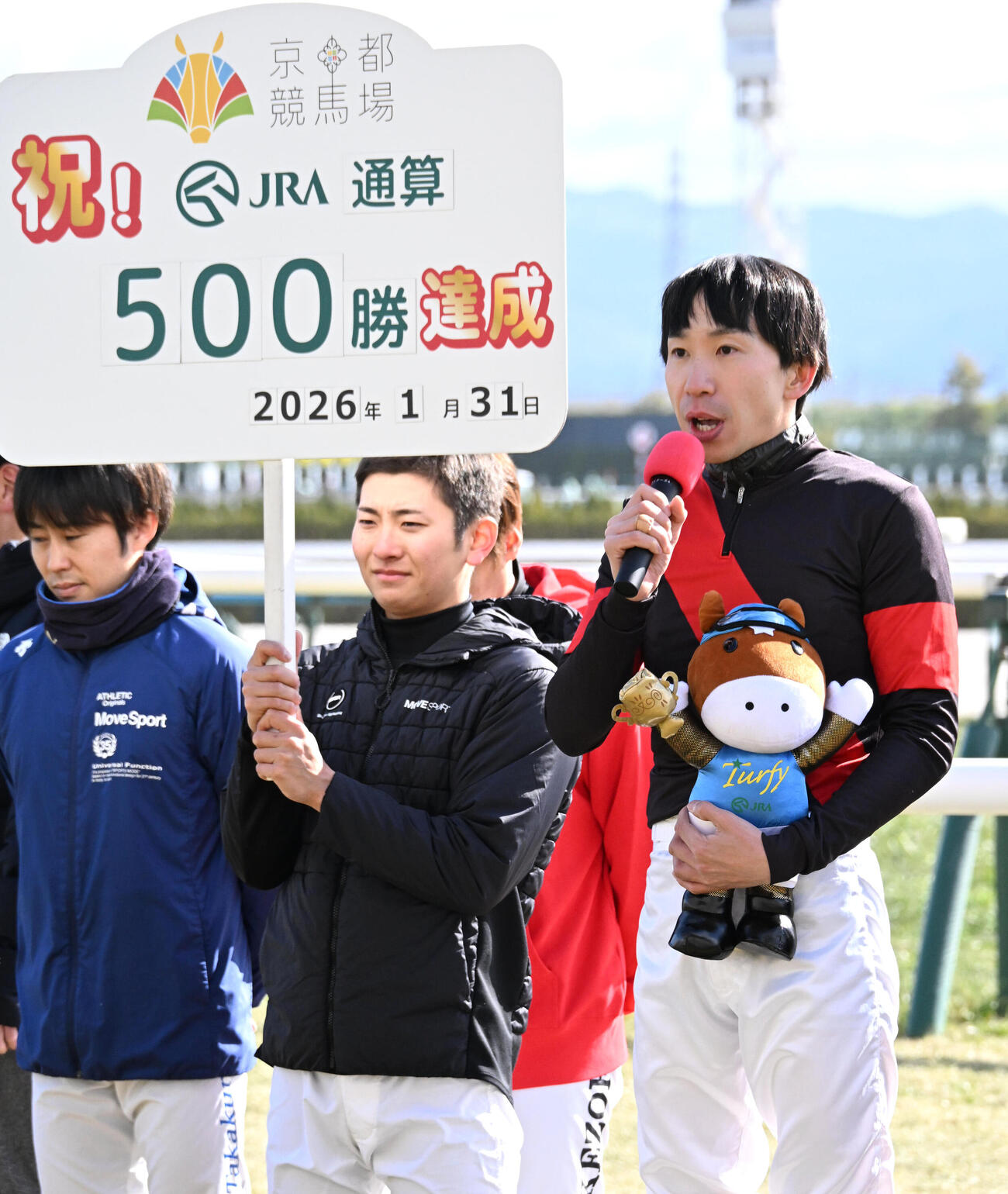 JRA通算500勝を達成しインタビューに答える横山和生騎手（右）（撮影・石井愛子）