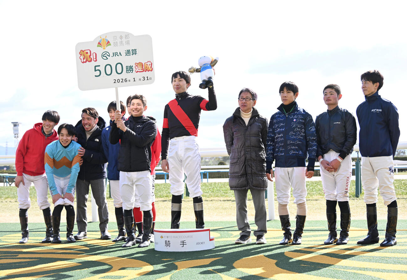JRA通算500勝を達成し、記念撮影をする横山和生騎手（中央）（撮影・石井愛子）