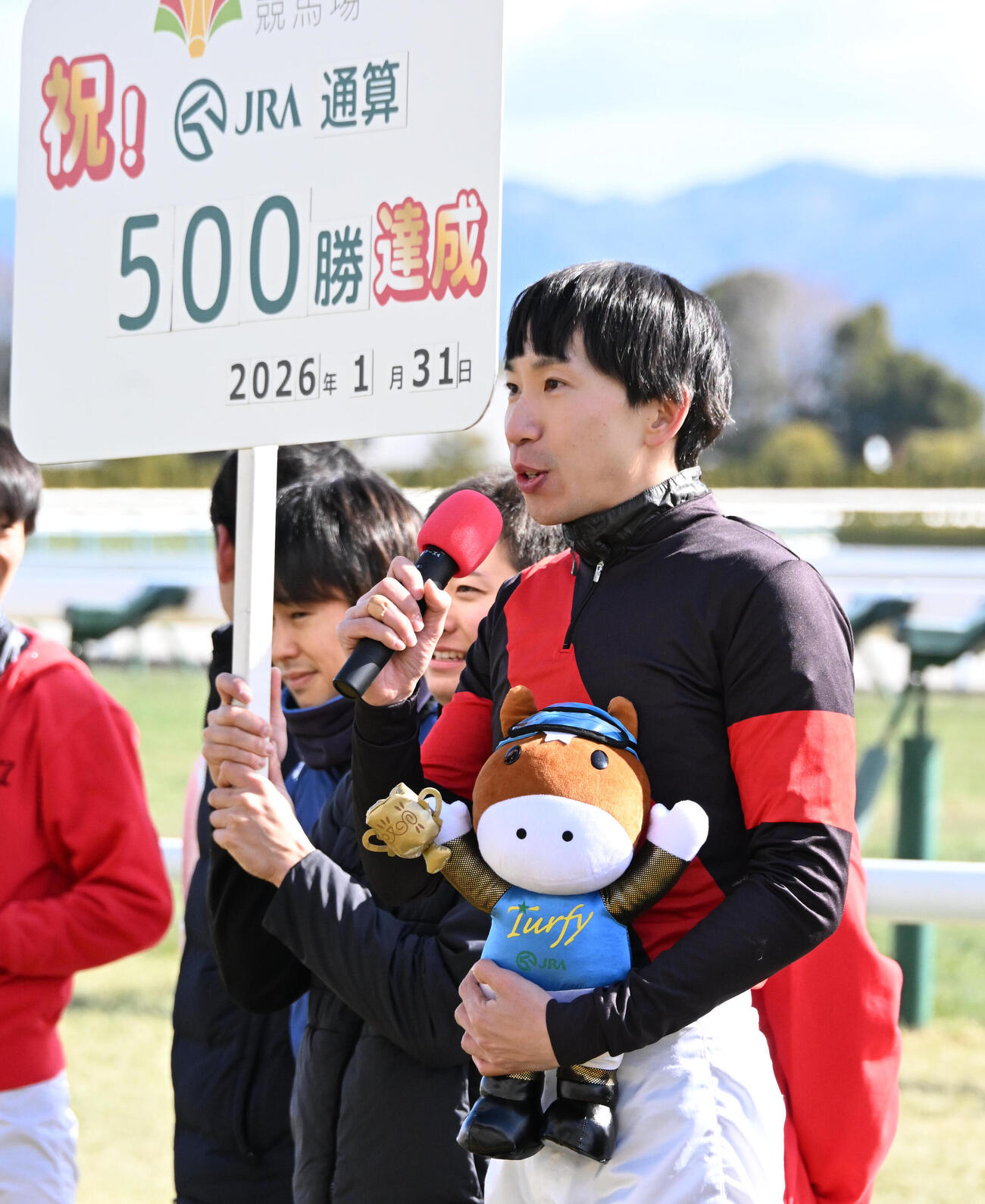 JRA通算500勝を達成しインタビューに答える横山和生騎手（右）（撮影・石井愛子）