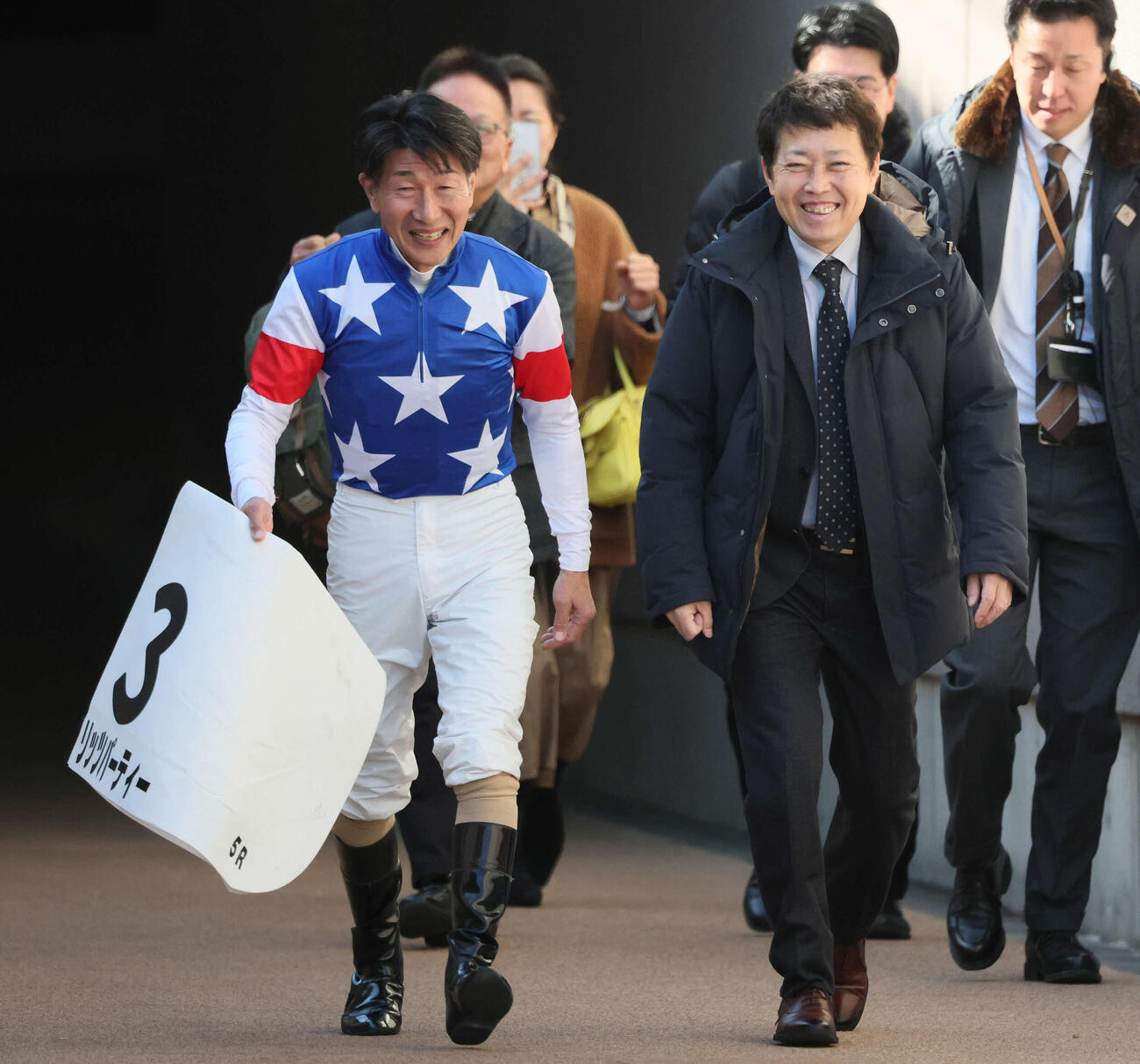 東京5R、3歳新馬戦をリッツパーティーで制して口取りに向かう柴田善騎手と岩戸師（撮影・丹羽敏通）