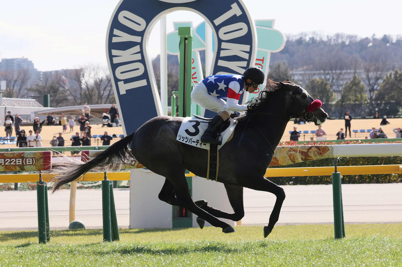 東京5R、3歳新馬戦を逃げ切ったリッツパーティーと柴田善騎手（撮影・丹羽敏通）
