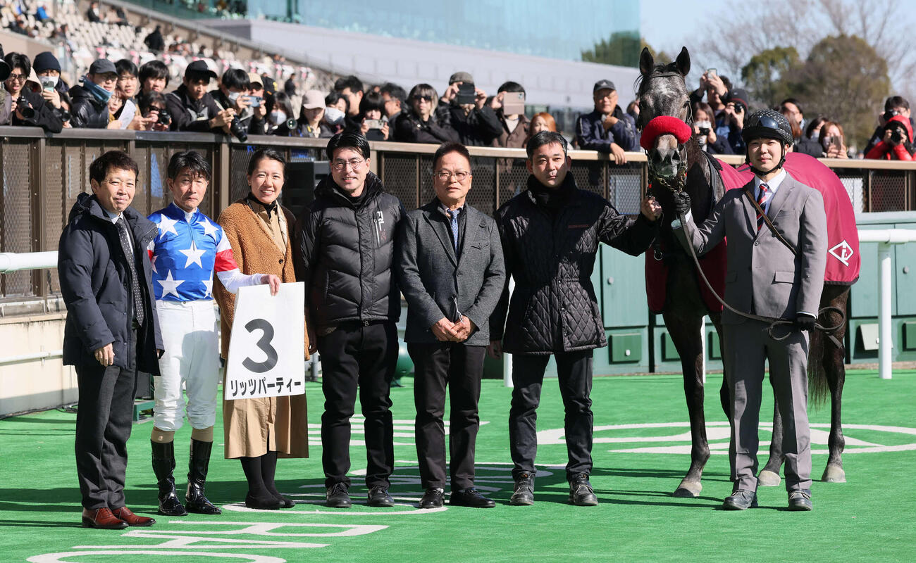 東京5R、3歳新馬戦を逃げ切ったリッツパーティーの口取りをする岩戸師と柴田善騎手（撮影・丹羽敏通）