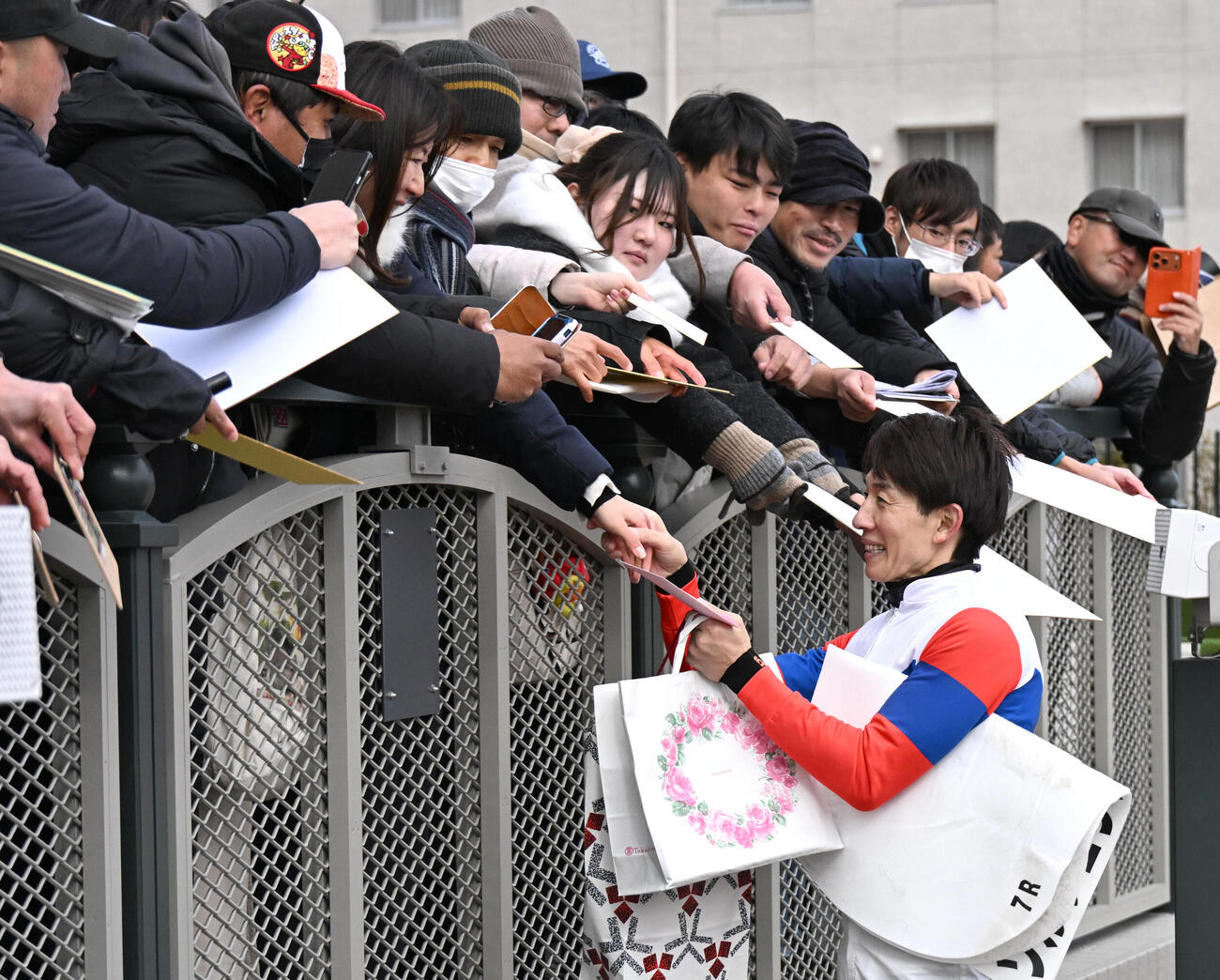 京都7R、ファンらからプレゼントをもらう幸英明騎手（撮影・石井愛子）