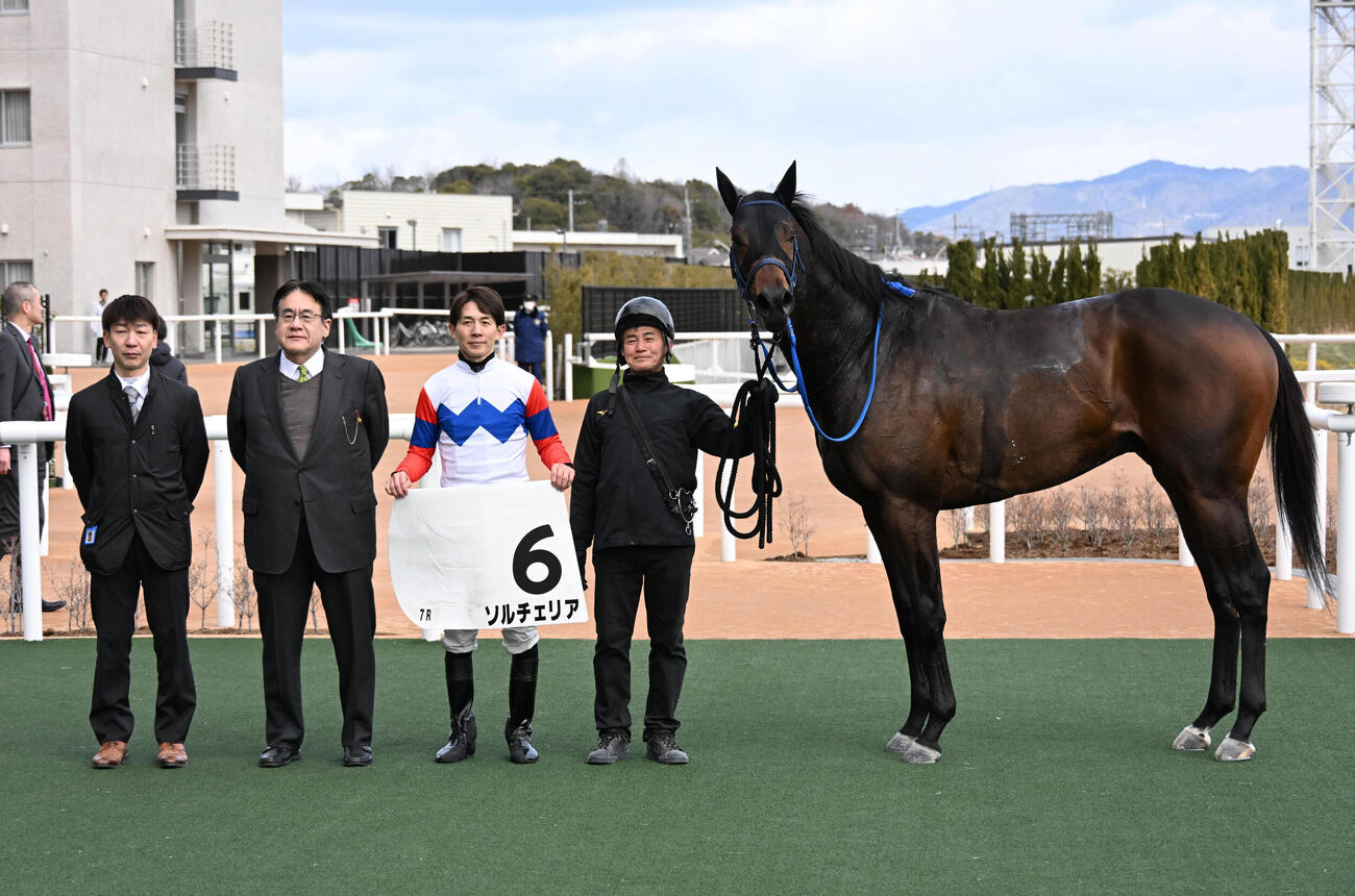 京都7R、3歳1勝クラスを制しソルチェリアの口取りに並ぶ幸英明騎手（左から3人目）（撮影・石井愛子）