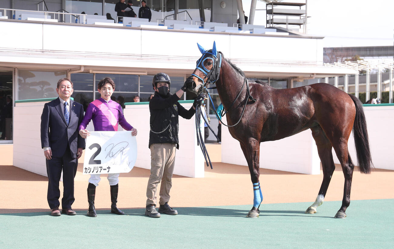 小倉6R、3歳未勝利を勝ち上がったカシノリアーナと口取りに並ぶ橋木騎手（中央）（撮影・白石智彦）