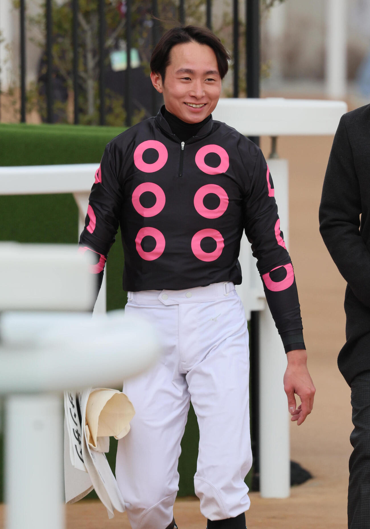 京都8R、4歳以上1勝クラス戦をレイワサンサンで制した岩田望騎手（撮影・宮崎幸一）