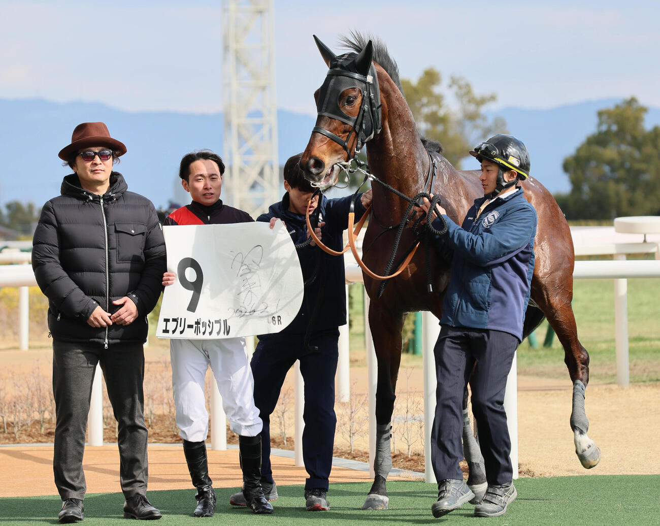 京都6R、3歳1勝クラス戦を制したエブリーポッシブルと岩田望騎手ら（撮影・宮崎幸一）