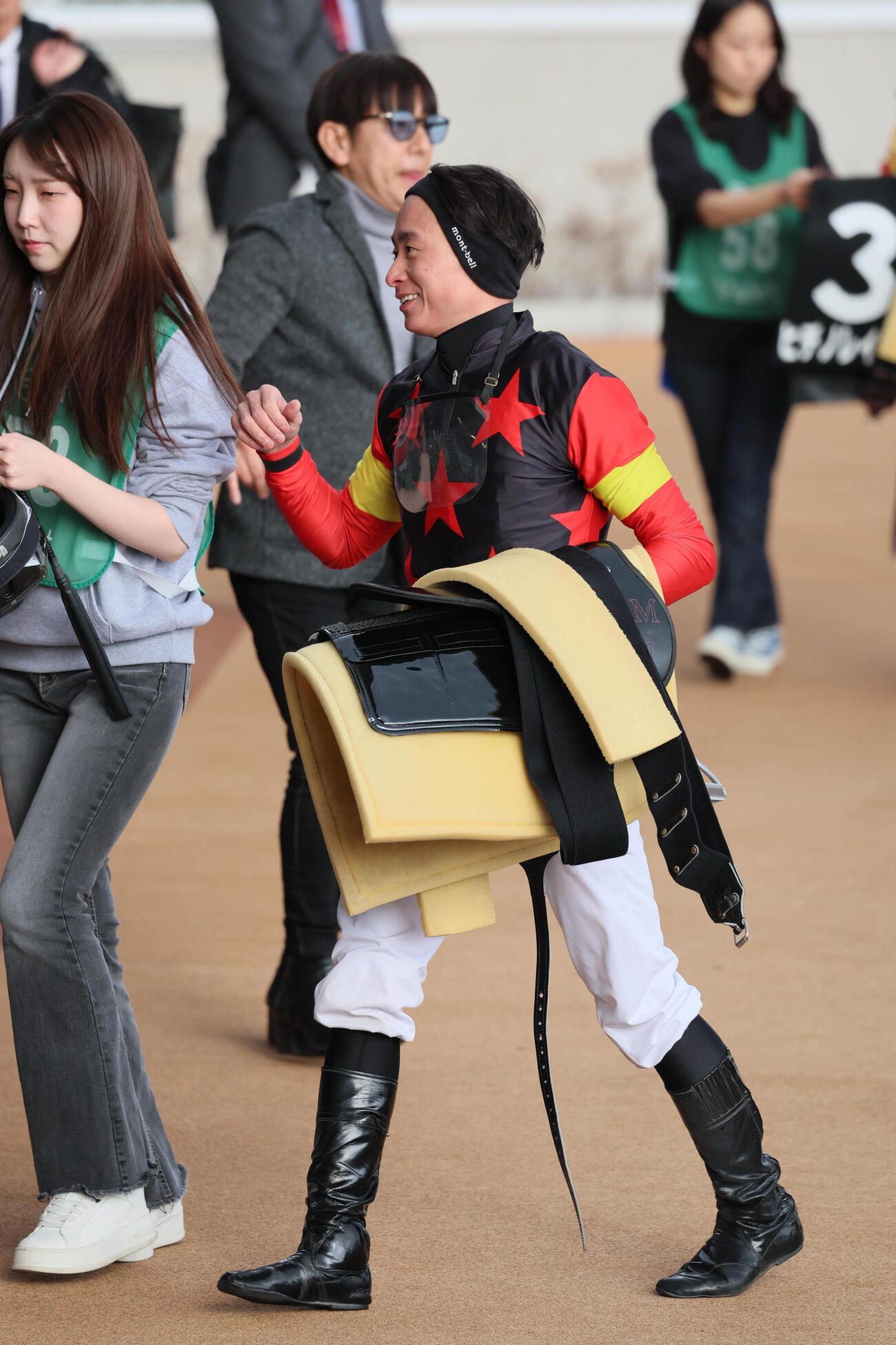 衣笠特別をキングブルーで制し笑顔を見せる岩田望騎手（撮影・宮崎幸一）