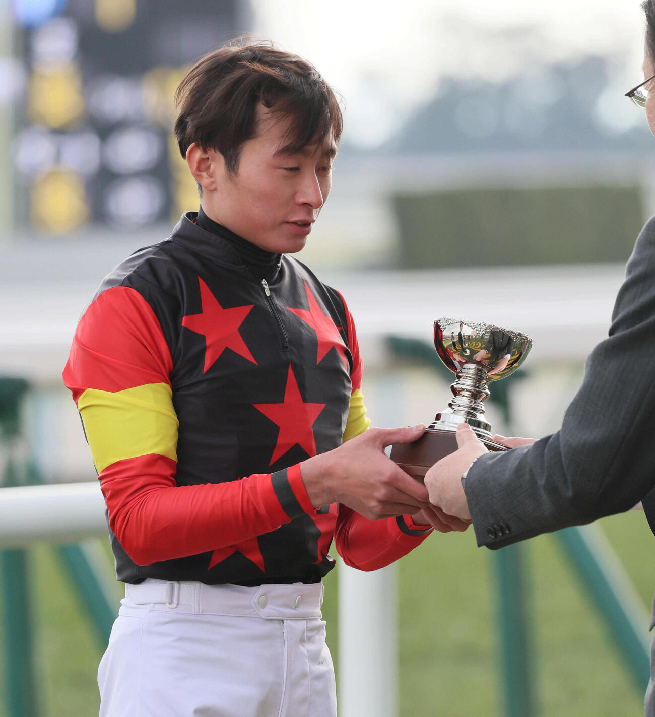 衣笠特別をキングブルーで制し笑顔を見せる岩田望騎手（撮影・宮崎幸一）