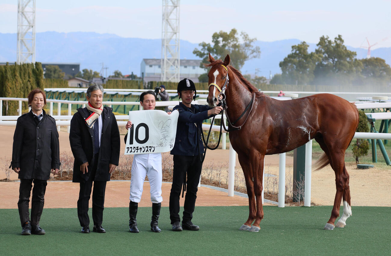 京都3R、3歳未勝利戦を制したアスクチャンスマンと岩田望騎手（撮影・宮崎幸一）