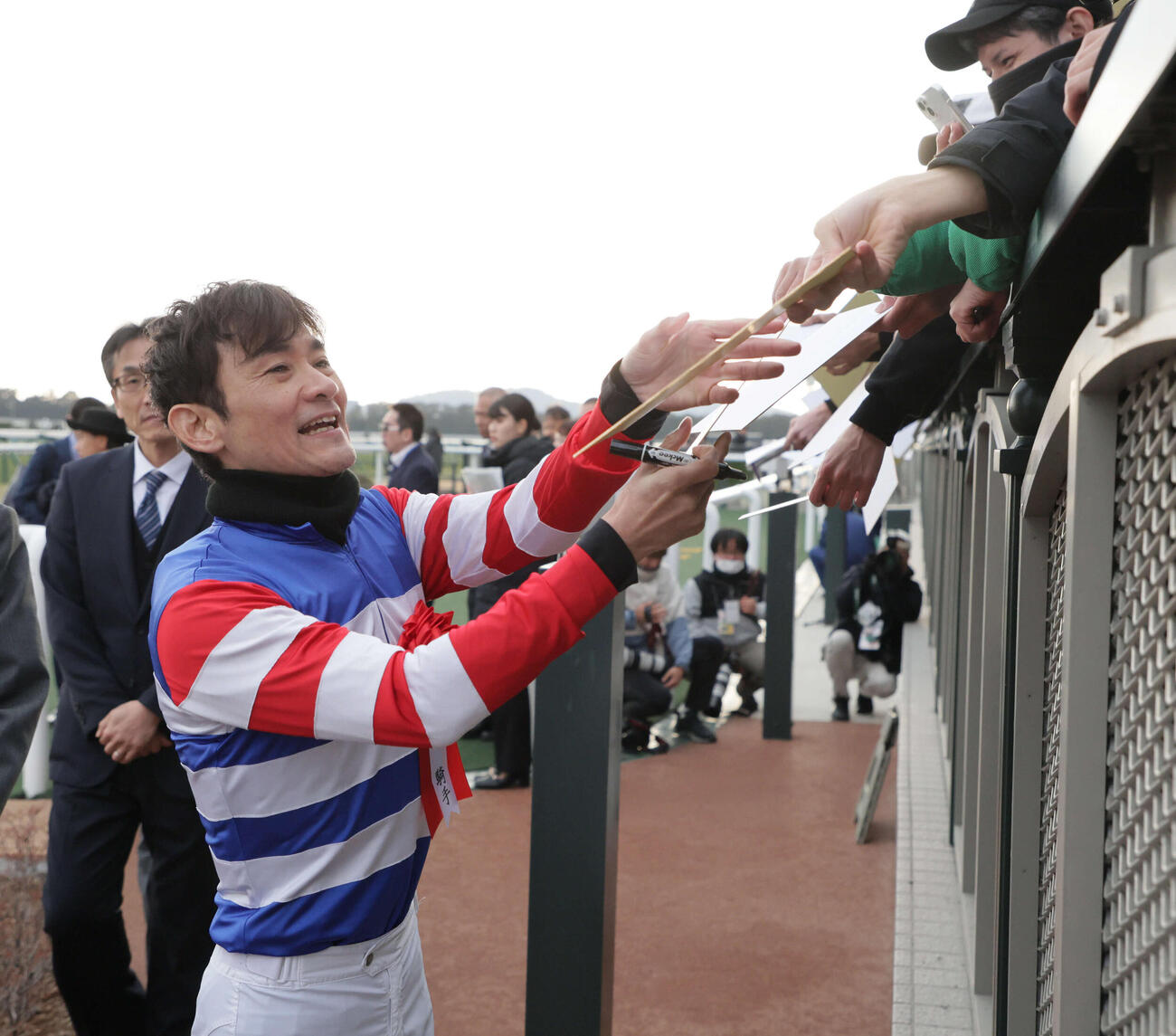 シルクロードSをフィオライアで制し、ファンにサインする太宰騎手（撮影・宮崎幸一）