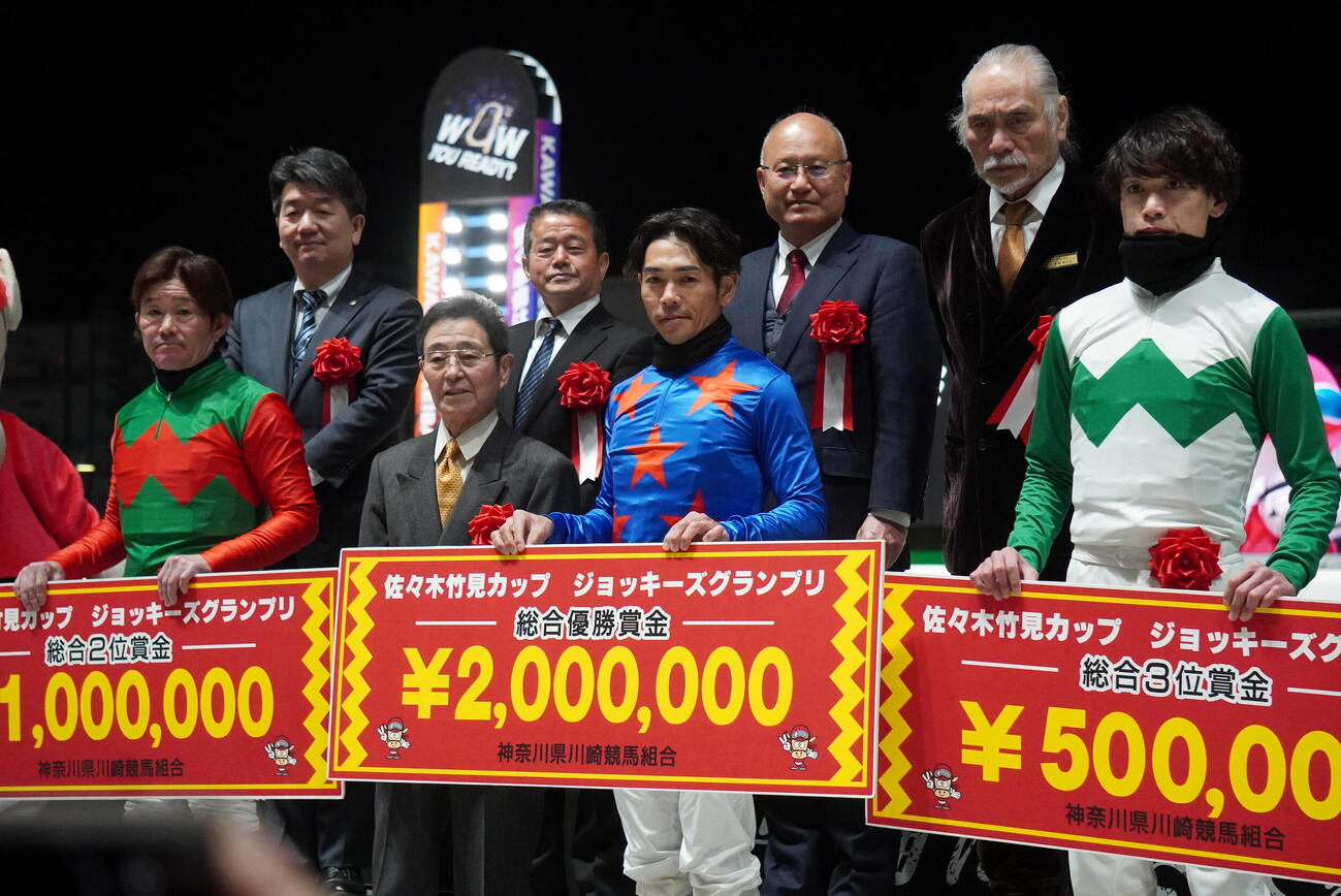 佐々木竹見カップの表彰式。前列左から2位の小牧太騎手、佐々木竹見元騎手、優勝した戸崎圭太騎手、3位の石川倭騎手