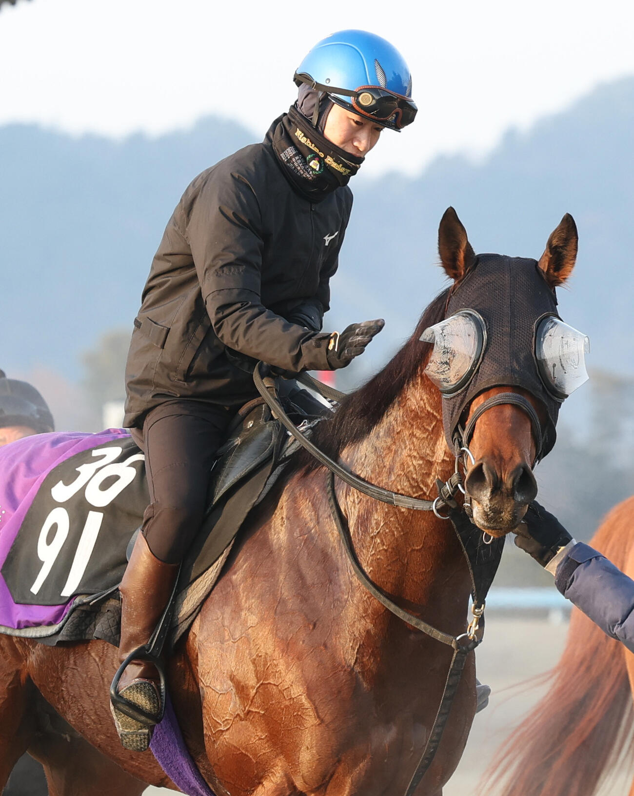 菅原明騎手を背に引き揚げるラヴェニュー