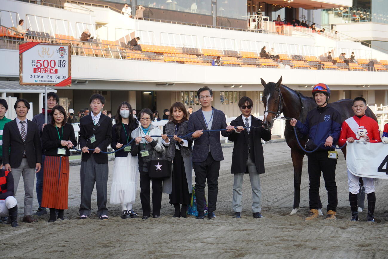 地方通算5500勝を達成した野畑凌騎手（右端）