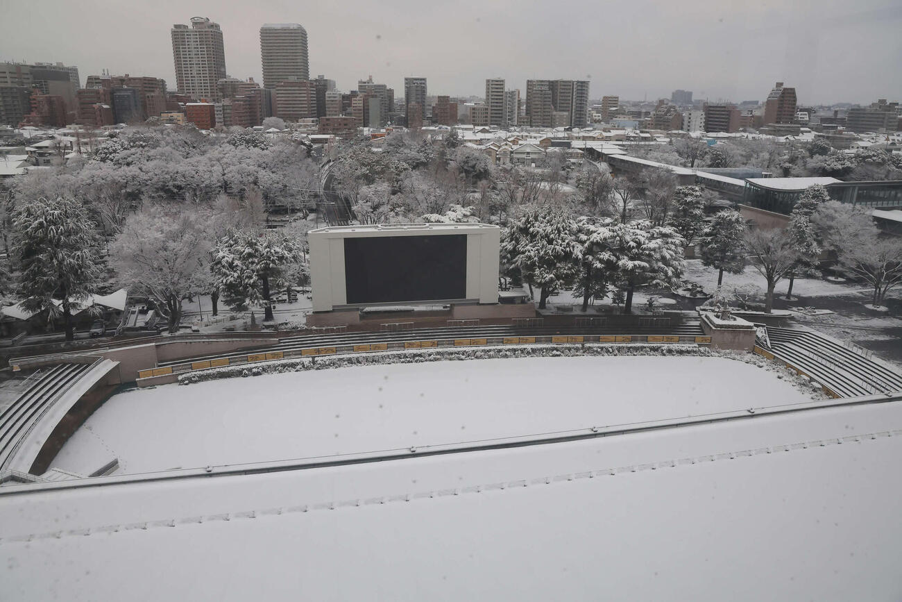雪で覆われた東京競馬場のパドックと府中の町並み（撮影・丹羽敏通）