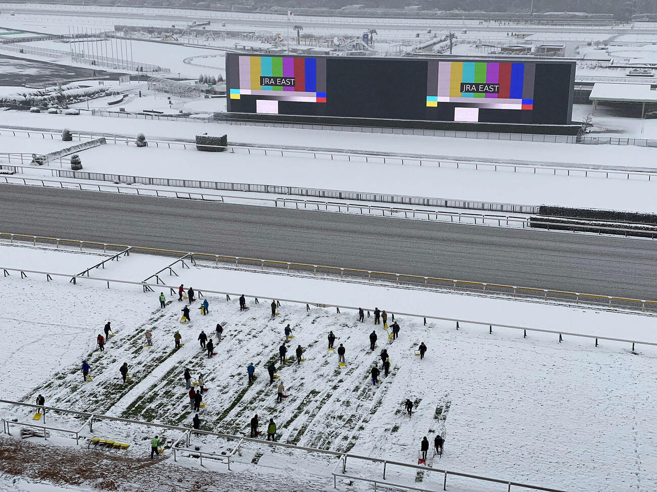 雪のため開催中止が発表された東京競馬場。芝コースの除雪作業が始まった（撮影・丹羽敏通）