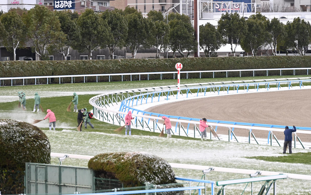 除雪作業を行う小倉競馬場のスタッフ（撮影・林敢治）