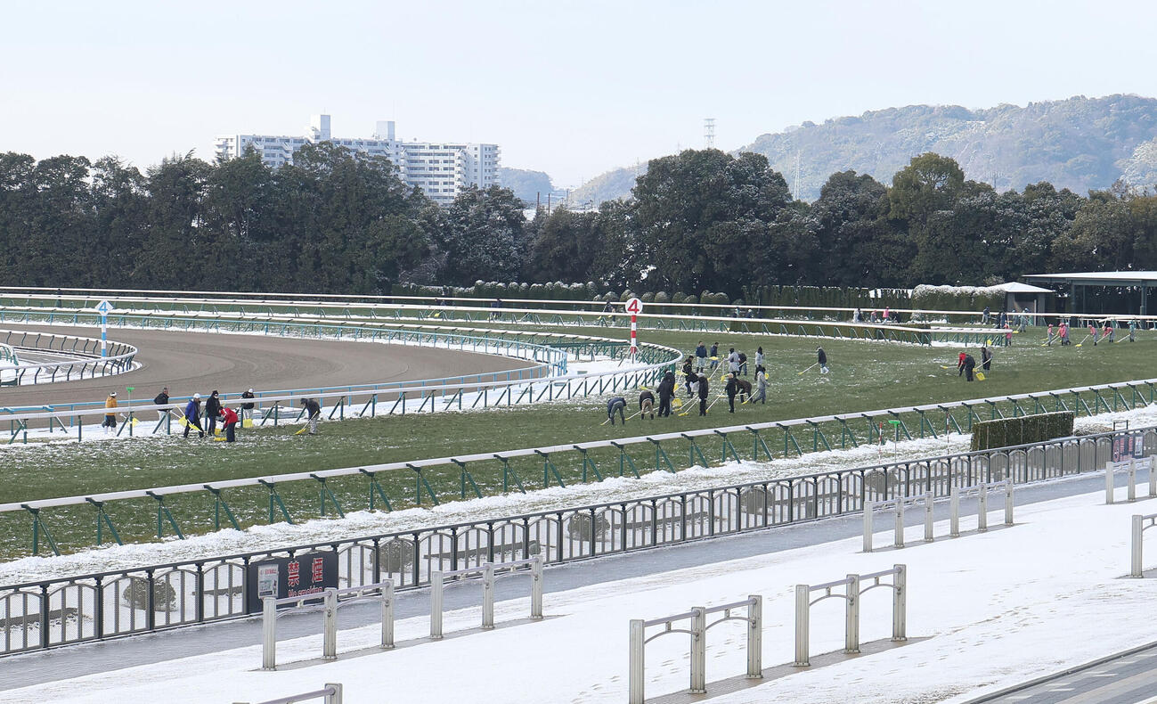 芝コースの4コーナー付近を除雪する作業員（撮影・白石智彦）