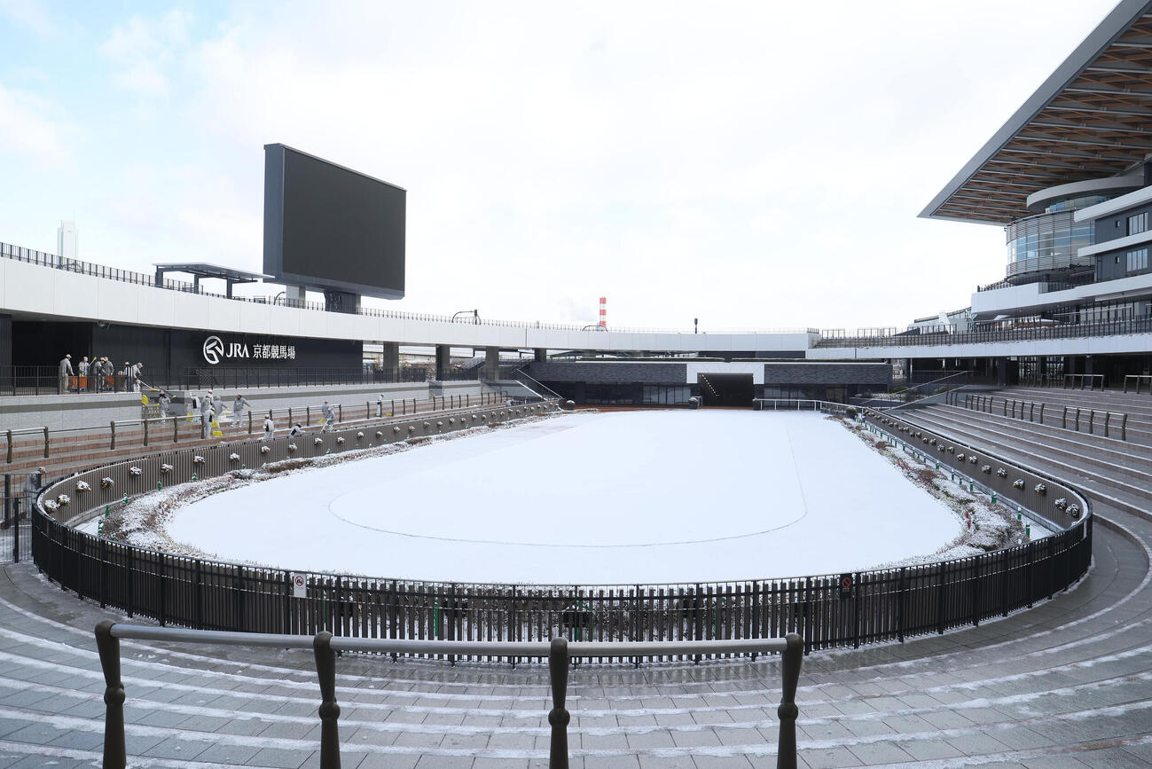 雪が積もった京都競馬場のパドック（撮影・白石智彦）
