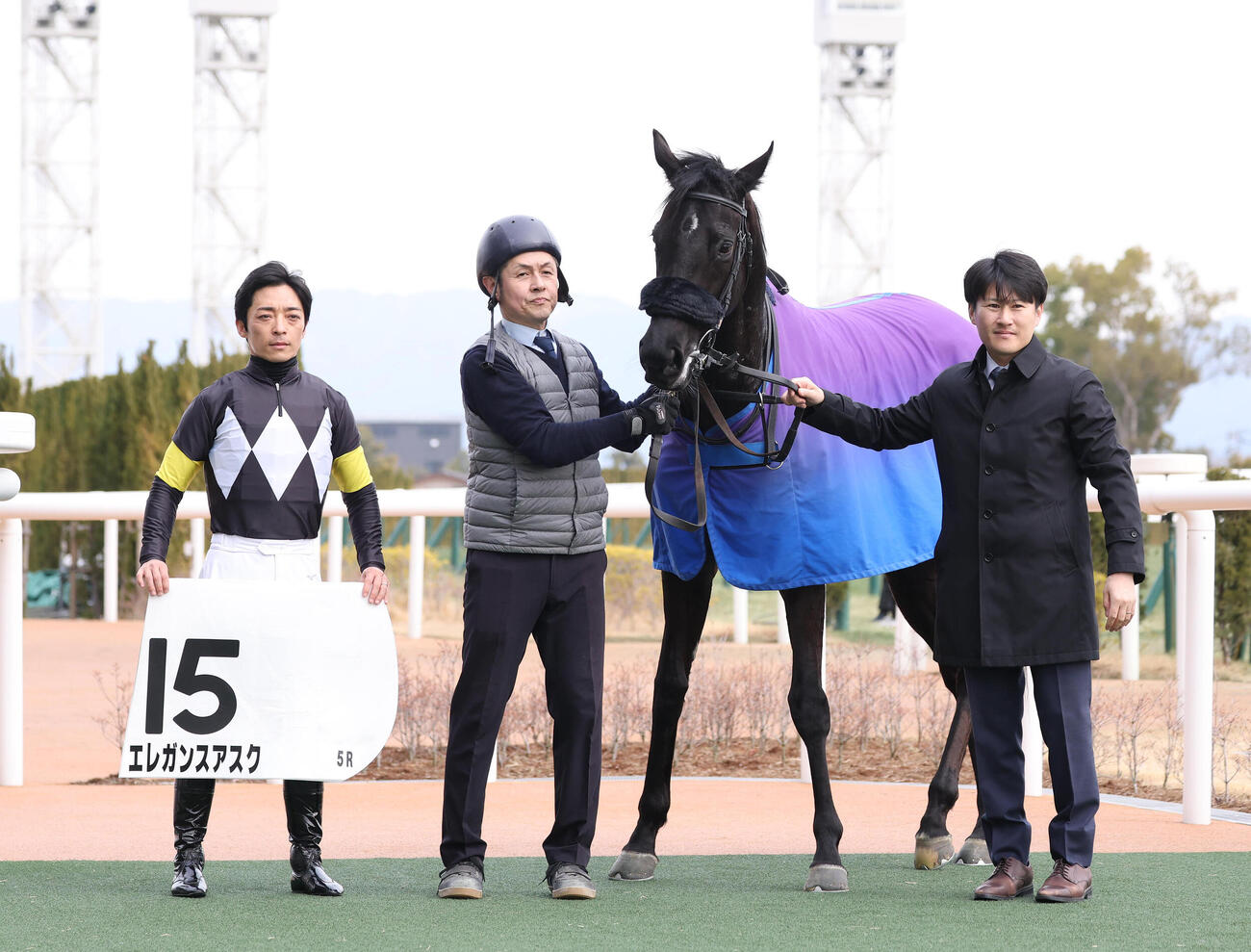 京都5R、新馬戦を制したエレガンスアスクと口取りに並ぶ川田騎手（左）（撮影・白石智彦）