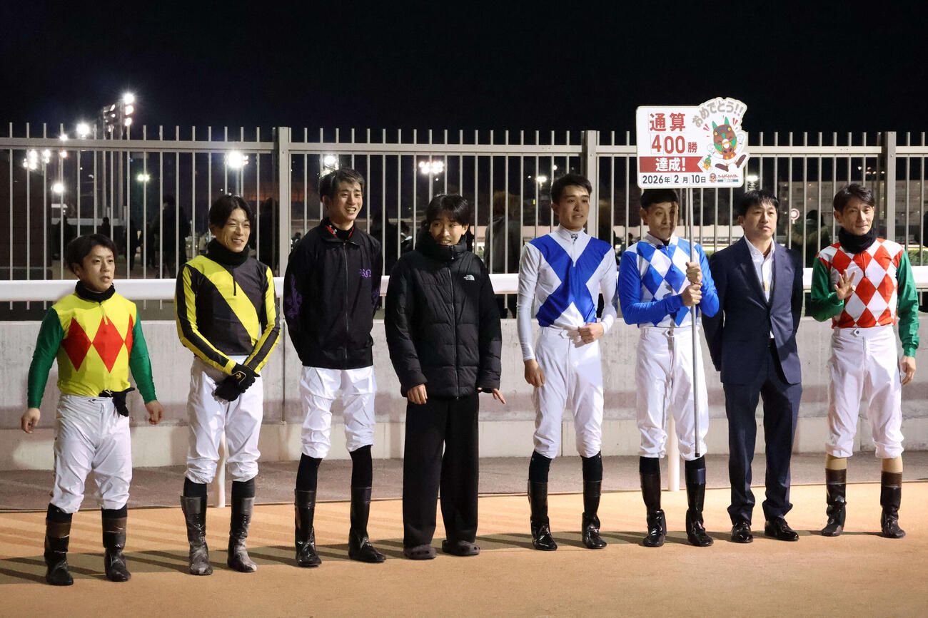 船橋8Rで地方競馬通算400勝を達成した船橋の山田信大調教師（右から2人目）