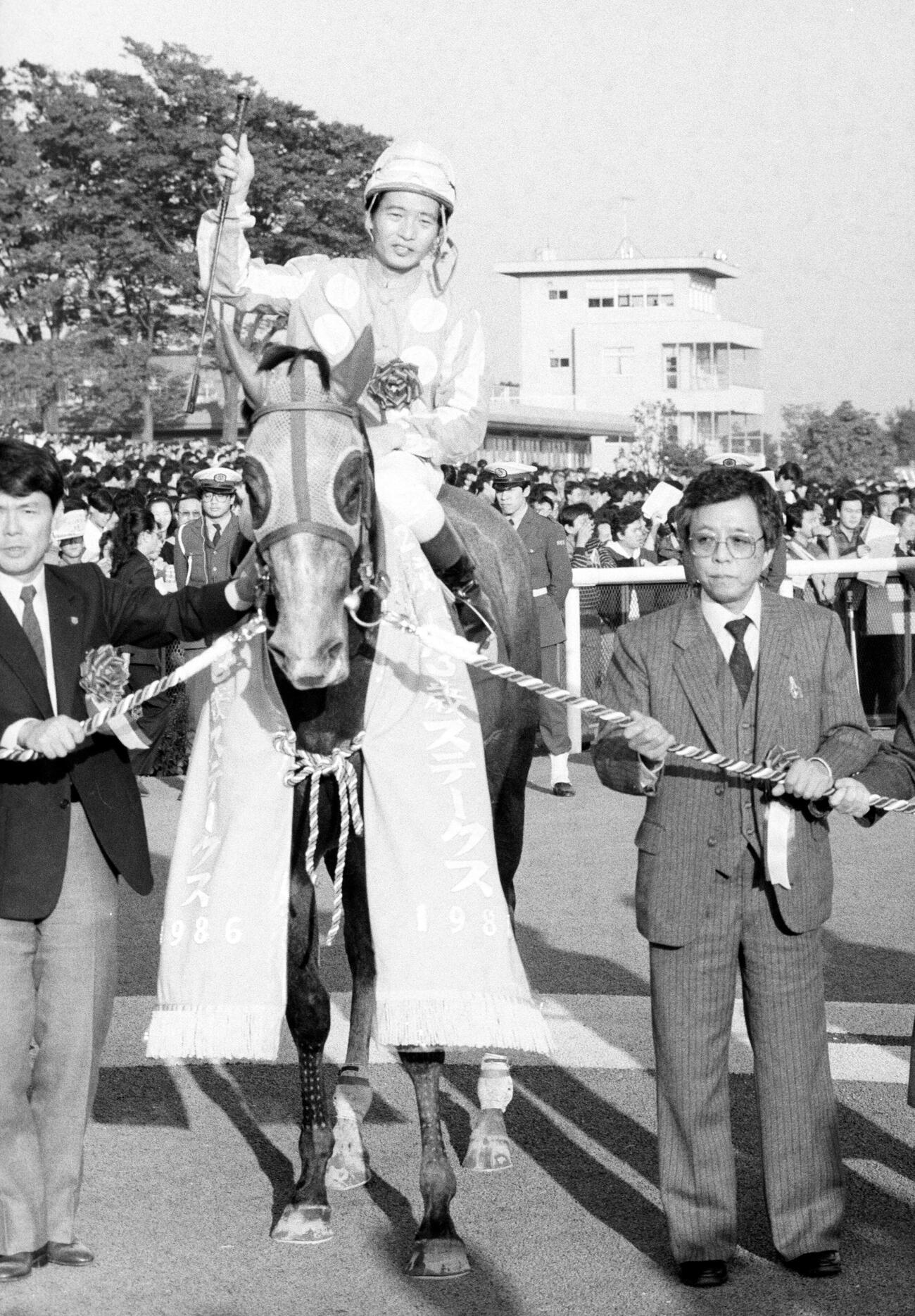 86年11月、京成杯3歳ステークスを制したホクトヘリオスと南田美知雄騎手