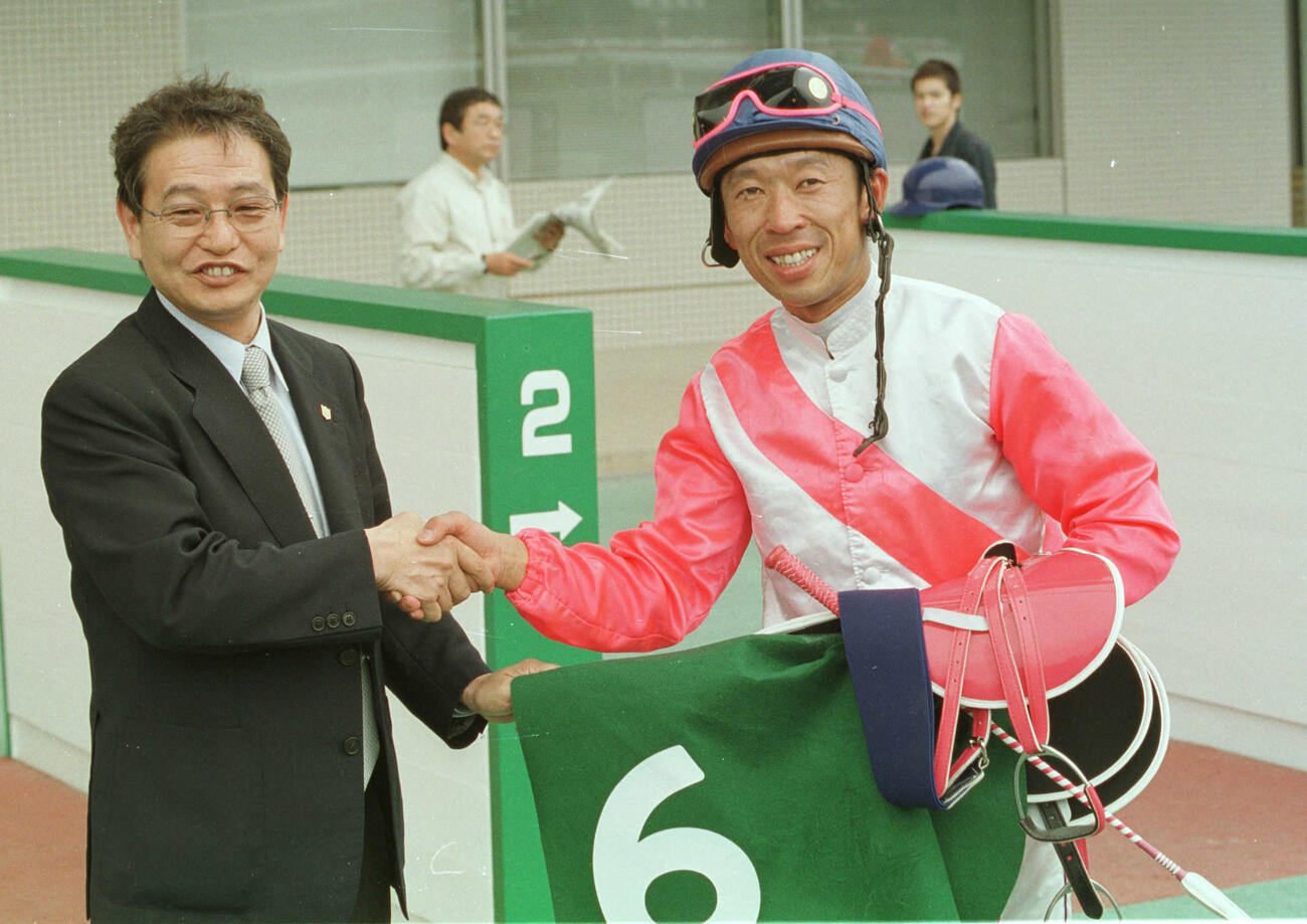 02年6月、カッツミーでラジオたんぱ賞を制した内田利雄騎手（右）と南田美知雄調教師