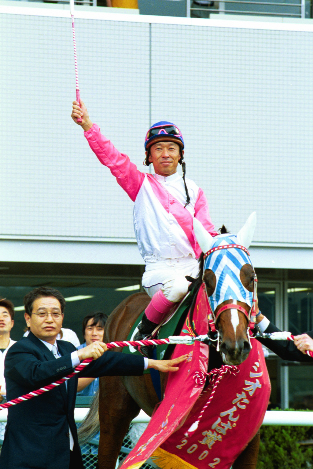 02年6月、カッツミーでラジオたんぱ賞を制した内田利雄騎手と南田美知雄調教師