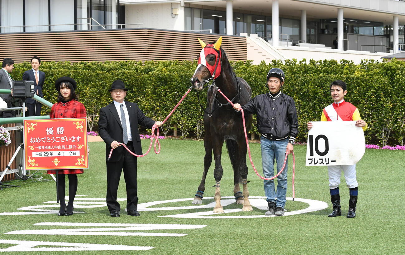 17年4月、中山4R障害4歳上未勝利戦を制したプレスリーの口取りに臨む南田美知雄調教師（左から2人目）と蓑島靖典騎手（右）