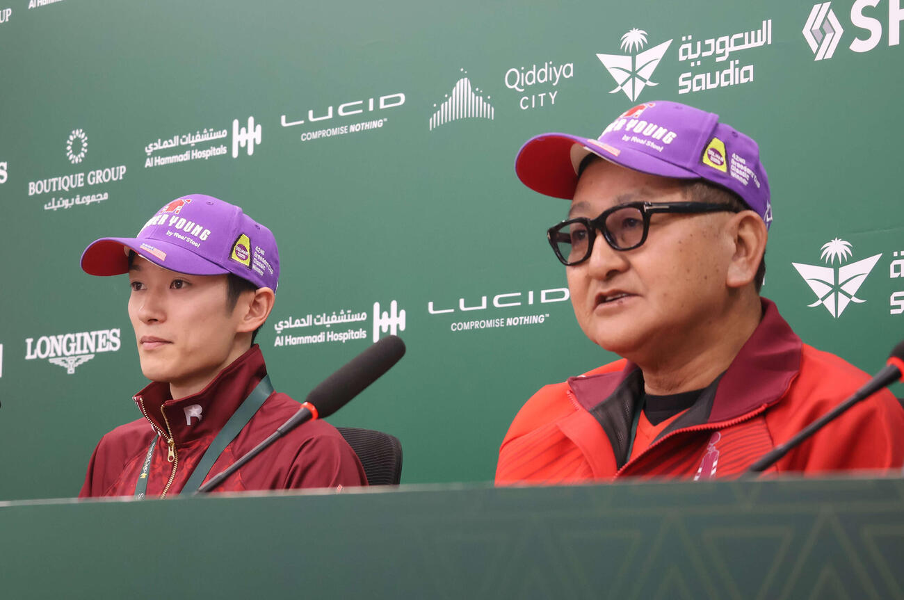 公式会見に出席した坂井騎手（左）と矢作師（撮影・太田尚樹）