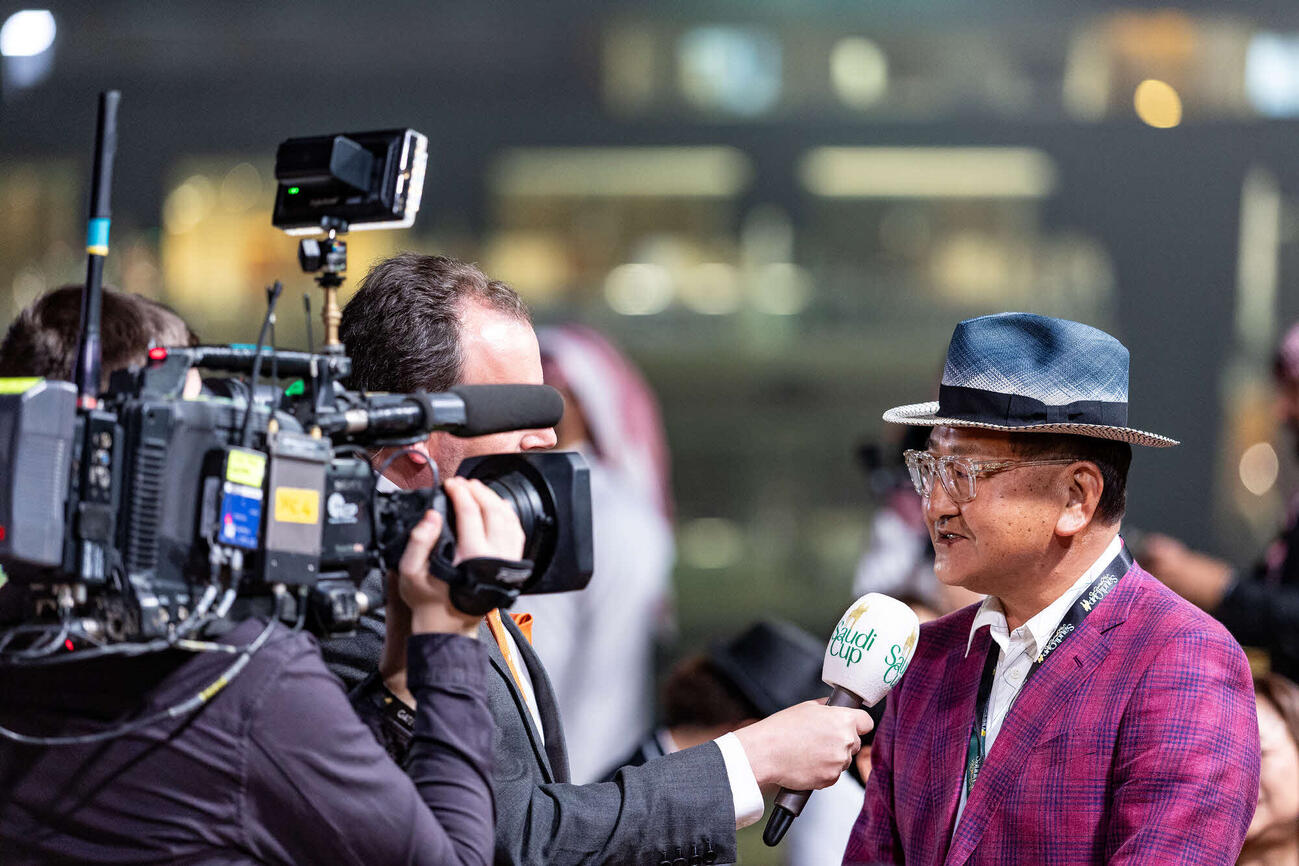 枠順抽選後にインタビューを受ける矢作師（C）Jockey Club of Saudi Arabia／Neville Hopwood