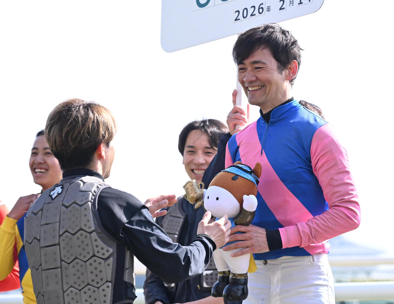 JRA通算600勝を達成し酒井学騎手（左）から記念品を贈呈される太宰啓介騎手（右）（撮影・石井愛子）