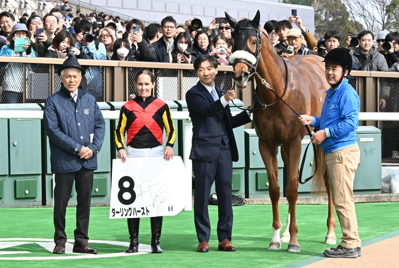 東京6R、3歳牝馬限定の未勝利戦を制したダーリングハーストの口取りをするキング騎手と国枝師（左端）（撮影・千葉一成）