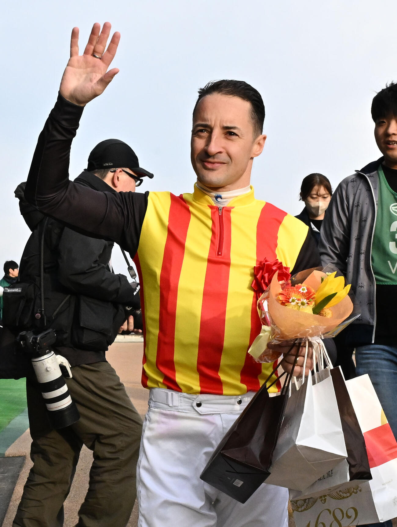 東京11R、デイリー杯クイーンCをドリームコアで制し、ファンの歓声に応えるルメール騎手（撮影・千葉一成）