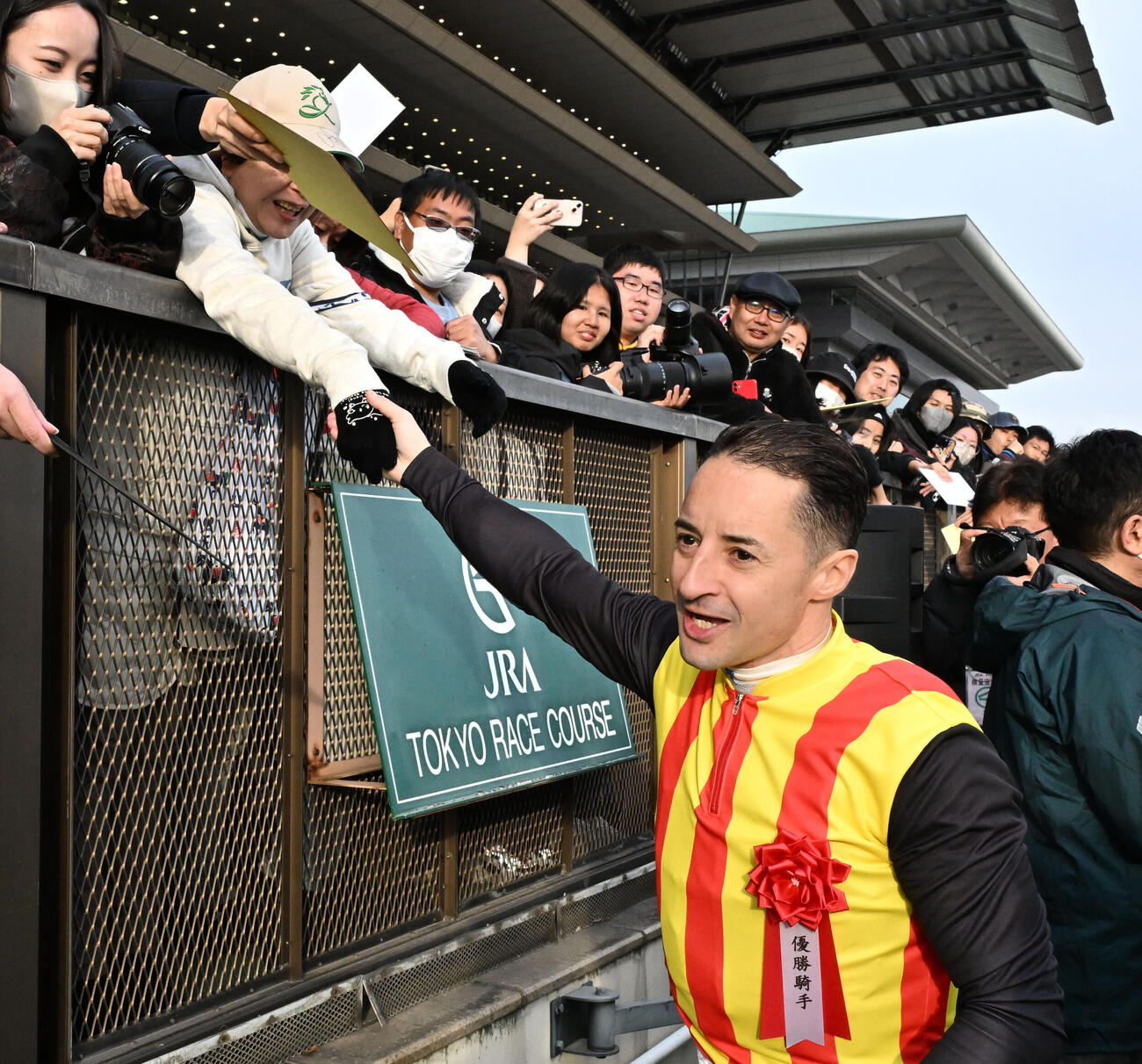 東京11R、デイリー杯クイーンCをドリームコアで制し、ファンの祝福を受けるルメール騎手（撮影・千葉一成）